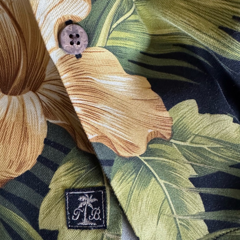 Tommy Bahama Men's XL Silk Tropical Hawaiian Cruise Button Down Shirt - Picture 7 of 7